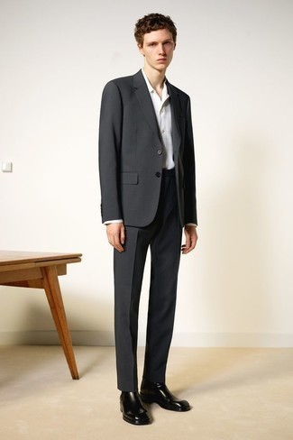 Как носить серый костюм с черными кожаными ботинками челси