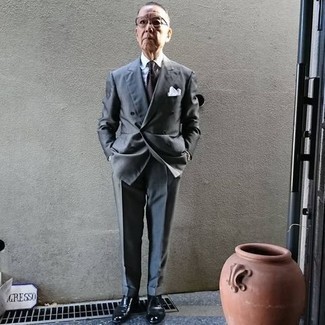 Как носить серый костюм с черными кожаными ботинками челси