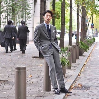 Как носить серый костюм с черными кожаными лоферами