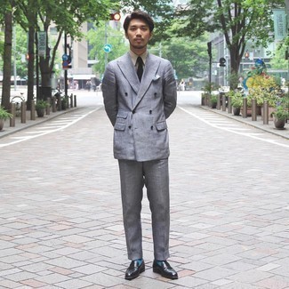 Как носить серый костюм с черными кожаными лоферами