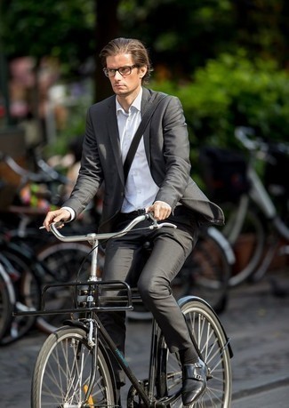 Как носить серый костюм с черными кожаными монками