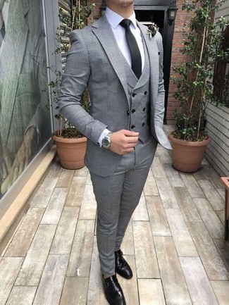 Как носить серый костюм с черными кожаными монками