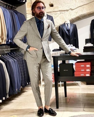 Как носить серый костюм с черными кожаными монками