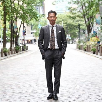 Как носить серый костюм с черными кожаными монками