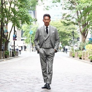 Как носить серый костюм с черными кожаными монками