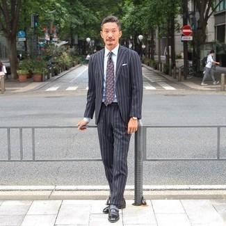 Как носить серый костюм с черными кожаными монками