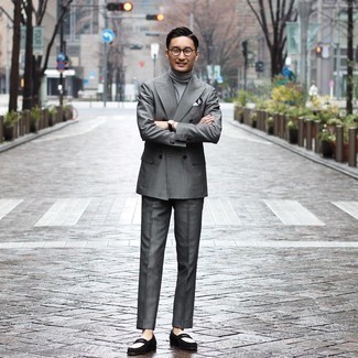 Как носить серый костюм с черными замшевыми лоферами