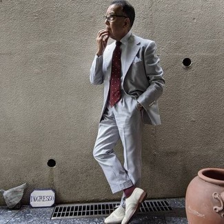 Какие броги носить с серым костюмом