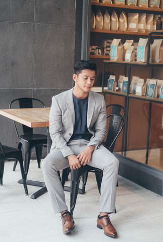 Как носить серый костюм с коричневыми кожаными туфлями дерби