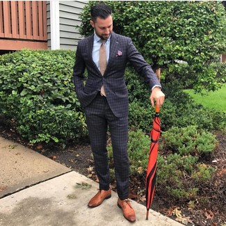 Как носить серый костюм с коричневыми кожаными туфлями дерби