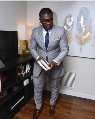 Как носить серый костюм с коричневыми кожаными лоферами