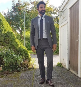 Как носить серый костюм с коричневыми кожаными лоферами