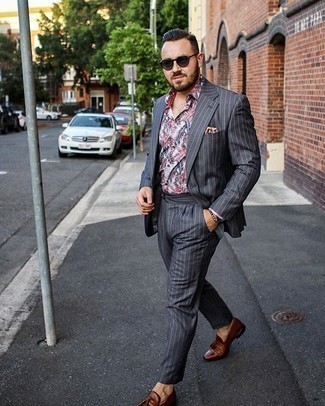 Как носить серый костюм с коричневыми кожаными лоферами