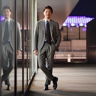 Как носить серый костюм с коричневыми кожаными лоферами