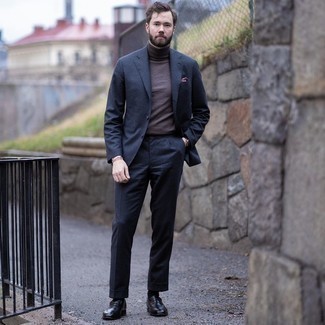 Как носить серый костюм с коричневыми кожаными лоферами