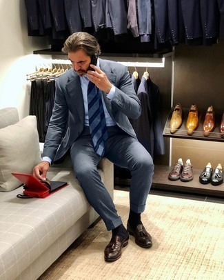 Как носить серый костюм с коричневыми кожаными лоферами