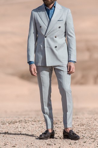 Как носить серый костюм с коричневыми кожаными лоферами