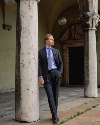 Как носить серый костюм с коричневыми кожаными лоферами