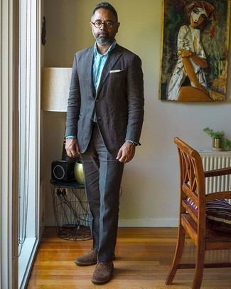 Как носить серый костюм с коричневыми замшевыми ботинками дезертами