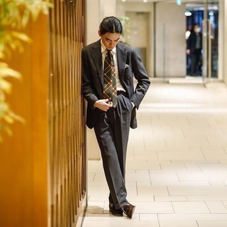 Как носить серый костюм с коричневыми замшевыми лоферами