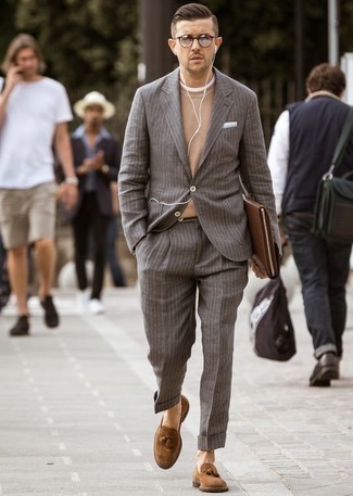 Как носить серый костюм с коричневыми замшевыми лоферами