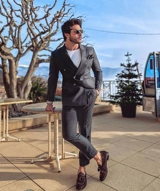 Как носить серый костюм с коричневыми замшевыми лоферами