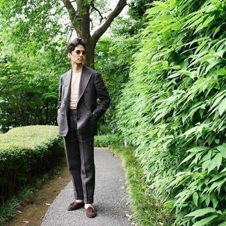 Как носить серый костюм с коричневыми замшевыми лоферами