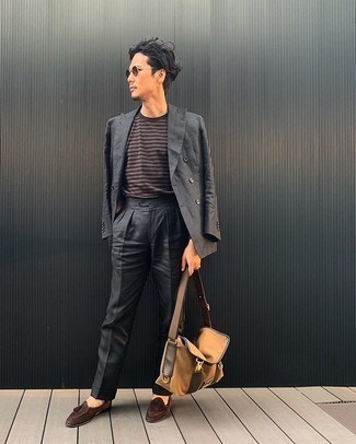 Как носить серый костюм с коричневыми замшевыми лоферами