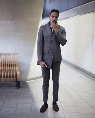 Как носить серый костюм с коричневыми замшевыми лоферами