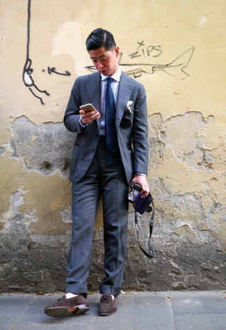 Как носить серый костюм с коричневыми замшевыми лоферами