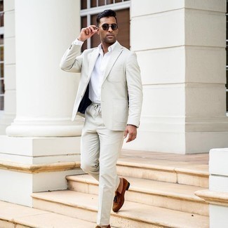 Как носить серый костюм с коричневыми замшевыми лоферами