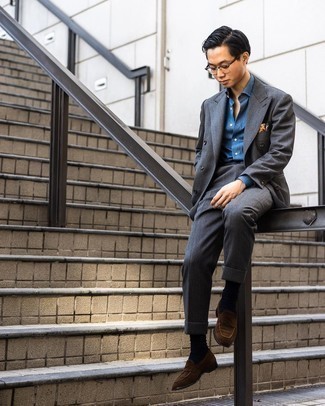 Как носить серый костюм с коричневыми замшевыми лоферами