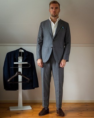 Как носить серый костюм с коричневыми замшевыми лоферами