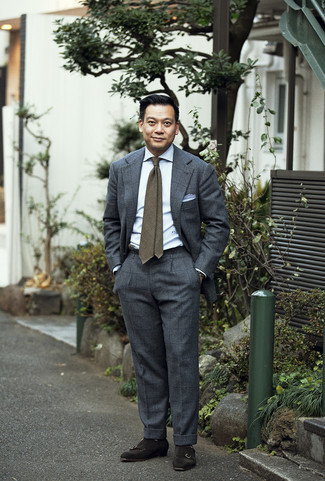 Как носить серый костюм с коричневыми замшевыми монками