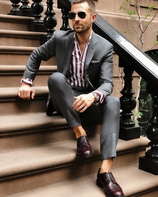 Как носить серый костюм с темно-красными кожаными брогами