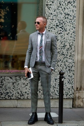 Какие повседневные ботинки носить с серым костюмом