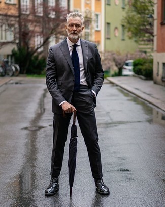 Какие повседневные ботинки носить с серым костюмом