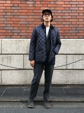 Как носить серый костюм с темно-серыми замшевыми ботинками дезертами