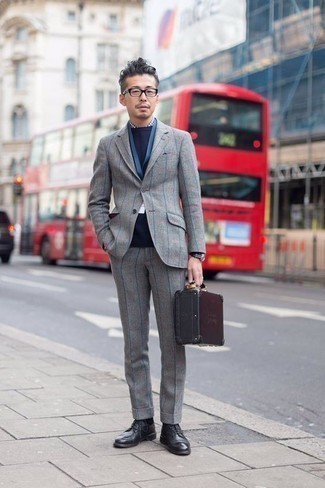 Какие свитера с круглым вырезом носить с серым костюмом