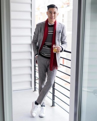 Какие свитера с круглым вырезом носить с серым костюмом