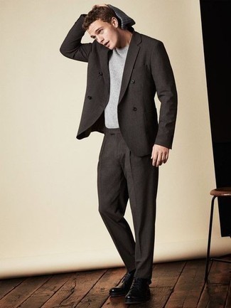 Какие свитера с круглым вырезом носить с серым костюмом