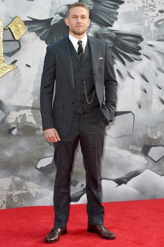 Как носить серый костюм с темно-коричневыми кожаными брогами