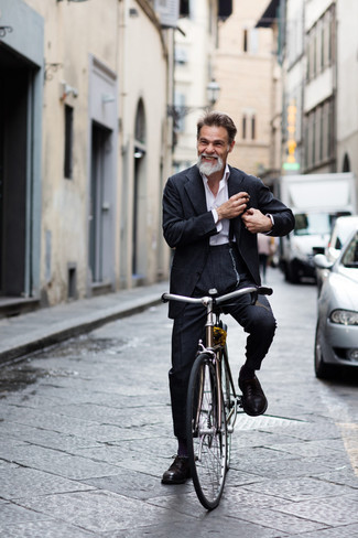 Как носить серый костюм с темно-коричневыми кожаными брогами