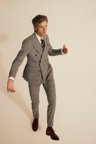Как носить серый костюм с темно-коричневыми кожаными брогами