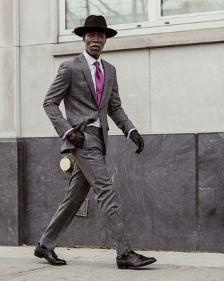 Как носить серый костюм с темно-коричневыми кожаными лоферами