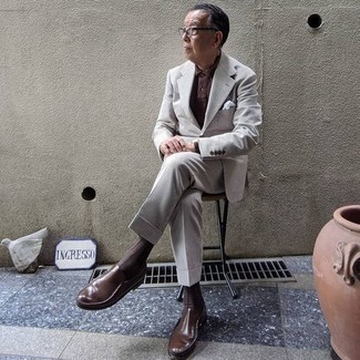 Как носить серый костюм с темно-коричневыми кожаными лоферами