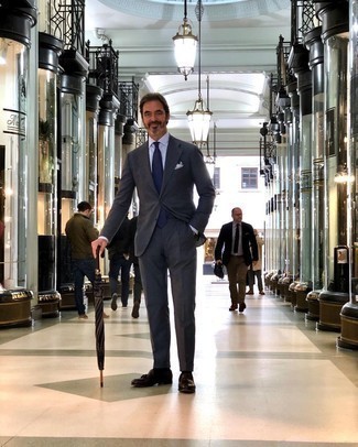 Как носить серый костюм с темно-коричневыми кожаными лоферами