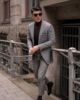 Как носить серый костюм с темно-коричневыми кожаными лоферами