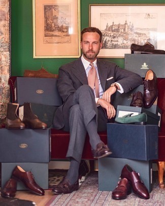 Как носить серый костюм с темно-коричневыми кожаными лоферами