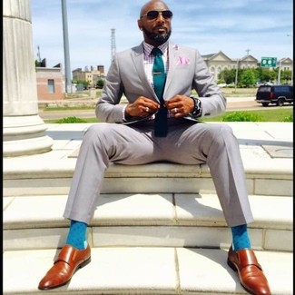 Как носить серый костюм с темно-коричневыми кожаными монками